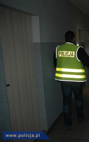 [VIDEO] Podejrzani o kradzież samochodów i paser w rękach policjantów